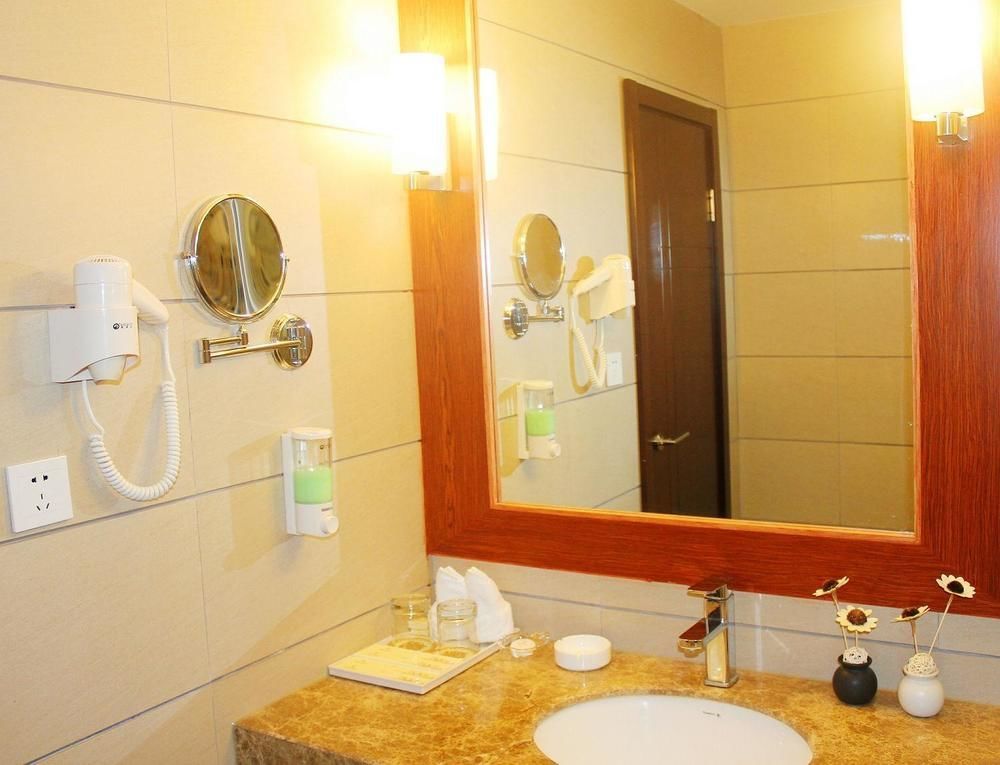 Chengdu Ronghome Hotel エクステリア 写真