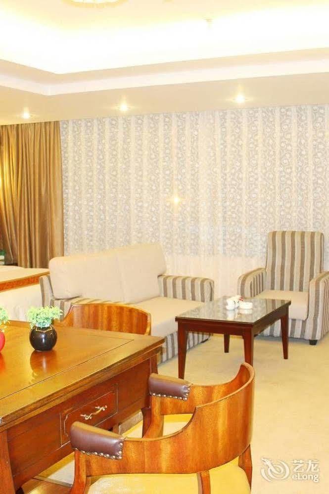 Chengdu Ronghome Hotel エクステリア 写真